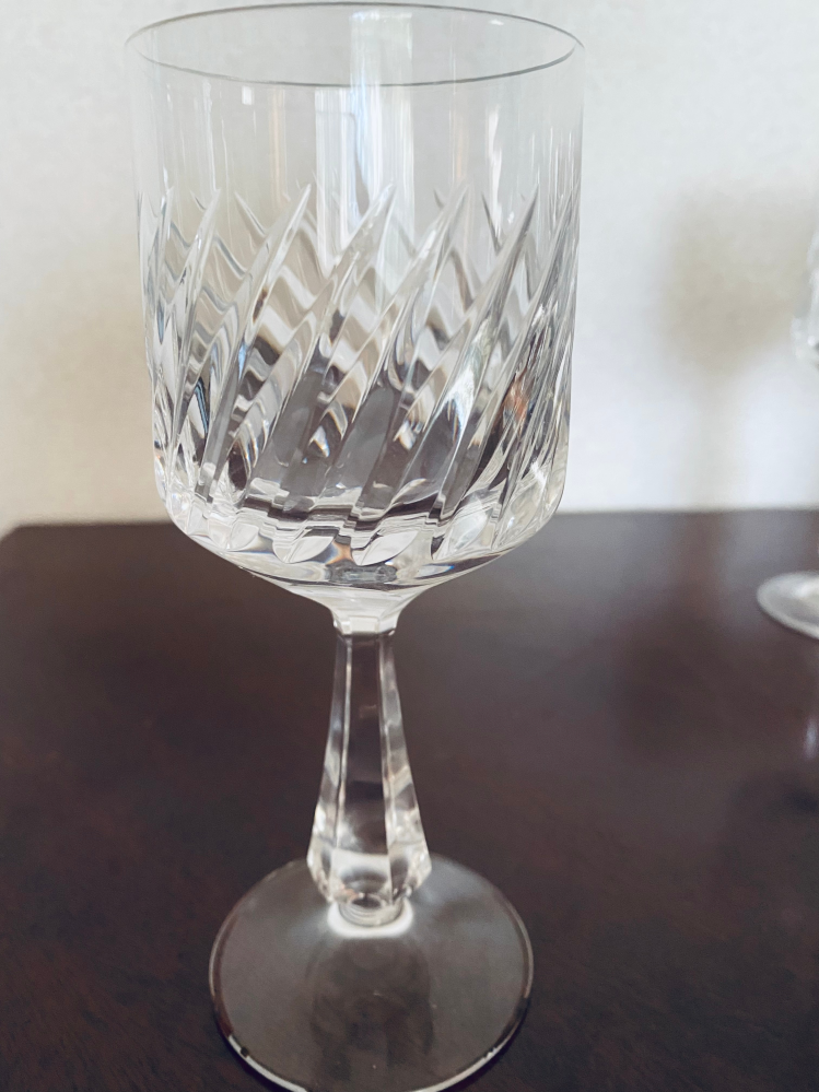 こちらのワイングラスは、クリスタルグラスでしょうか？普通のガラスとクリスタルグラスの見分け方はありますでしょうか？