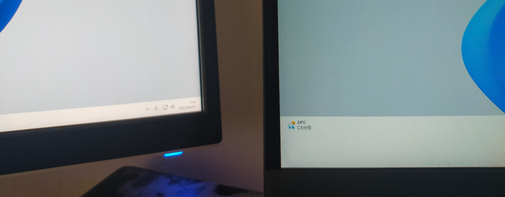 Windows11で複数モニターを使用してますが何かの拍子に片方のタスクバーだけ太くなりました。 再び同じ細さにするにはどうすれば良いでしょうか？ マウスで縁の部分当てても調整出来ませんし、タス...