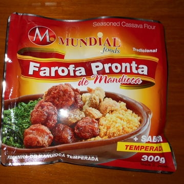 ファロファ？ファロッファの食べ方を教えてください ブラジルの料理？だそうです。画像のファロファを貰ったのですが食べ方が分かりません検索しても味付きの物は探せませんでした。味付きキャッサバ粉と書いてあります。 スペアリブや手羽先の塩焼きなどの添え物として袋からお皿に盛るだけでいいのでしょうか？ 水を入れて練ったり…クスクスのようにお湯で戻したりせず粉のまま食べるのでしょうか？(むせそうで不安ですがw) 何かレシピなどあれば教えてください