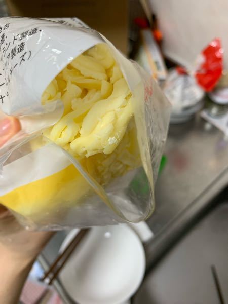 チーズの白いカビ チーズに白い粉の塊みたいなものがところどころについていたのですがこれはカビでしょうか？