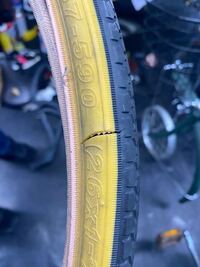 自転車のタイヤに付属しているビニールを切るカッター