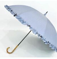 2本目の日傘購入で悩んでいます。 サンバリアの折りたたみ日傘を持っているのですが、毎回綺麗に畳むのが億劫になってしまい…。
折りたたみでない日傘にしてみようかと思っているのですが、やっぱり邪魔ですか？
また、普段の服装はガーリーと言うより、キレイめ～クール系なのですが画像の傘は合わないでしょうか？
