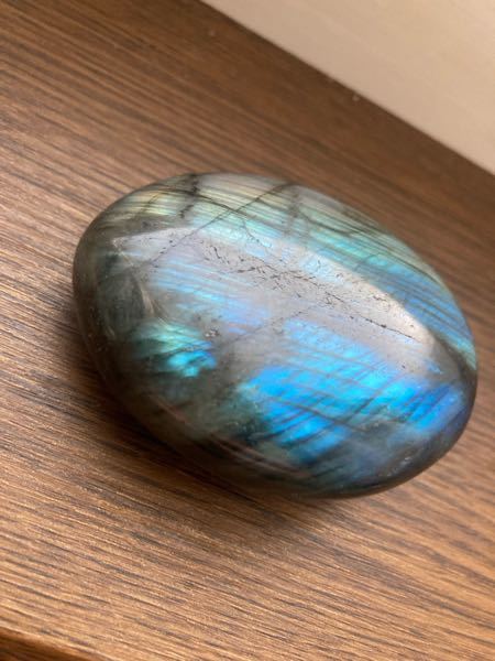 この石は何という名前の石なのか分かりますか？ 今日お店で2000円ほどで買ってもらいました。 カテゴリは正直どれにして良いか分からなかったので、とりあえずパワーストーンと呼ばれて売られている石に...