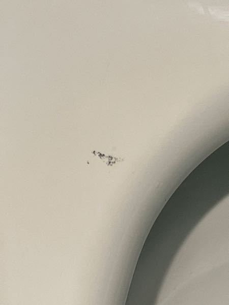 【大至急】 トイレの便器がタバコの火が落ちて黒くなっていました。。。 大至急汚れを落としたいのですが、なにか方法はありますか？？ (激落くんで擦っても消えないです。)
