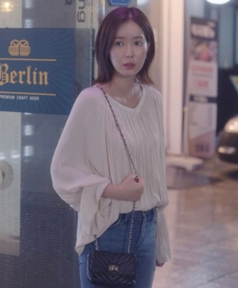 韓国ドラマの私のidはカンナム美人でカンミレ役のイムスヒャンさんが着ていたこのブラウスどこのものかわかる方いらっしゃいますか？