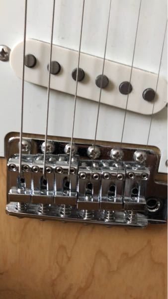 ギターの6弦以外の弦達 がブリッジの真ん中に 定まってないと ギターの音に影響出ますか？