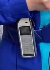 ディズニーキャストのつけている古いケータイ電話のような無線機はデジタル Yahoo 知恵袋