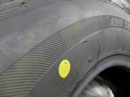 タイヤについてる、 黄色い丸いものは何を意味しますか？