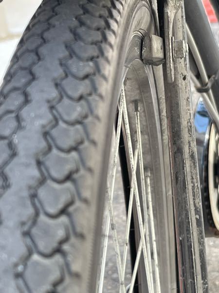 突然２日前ぐらいから自転車がキィキィ鳴り始めたした。ブレーキ締めてなくても、片側ブレーキがタイヤすれすれか、少しタイヤが傾くと擦れてしまいます。直す方法ありますか？ブレーキ自体取り替えないとだめですか ？あ