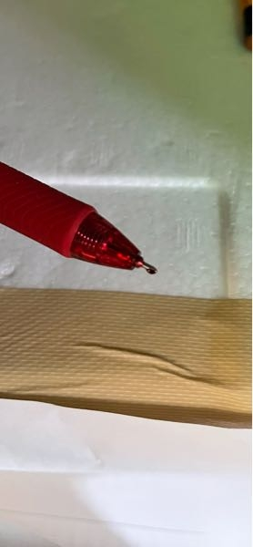 ゲルインクポールペンのインクが良く漏れます 画像のように赤い玉になってたりします。 防ぐ方法はありますか？ 胸ポケットが赤く汚れてしまいます