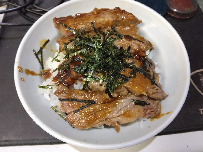 今日は、北海道産牛カルビの焼き肉丼にしました。 美味しいよね？ (*^o^*)(*^o^*)(*^o^*)(*^o^*)(*^o^*)