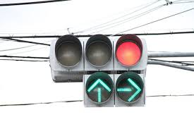 道路信号機について質問です！赤信号で下の矢印が点灯している場合と青信号の場合は何がちがいますか？