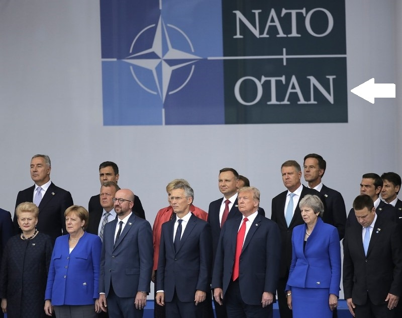 NATO首脳会談で掲揚されていた旗、下段のNATO（矢印）はなぜ右から左に書かれているのですか？正直、横書きが右から左の言語に配慮しているとは考えにくいです。