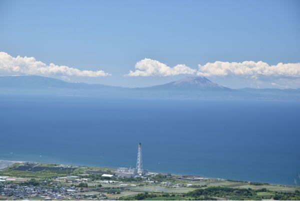 有珠山火口原展望台から見える、渡島半島方面の写真右手に見える山は何という山かお分かりの方いらっしゃいましたら教えてください。