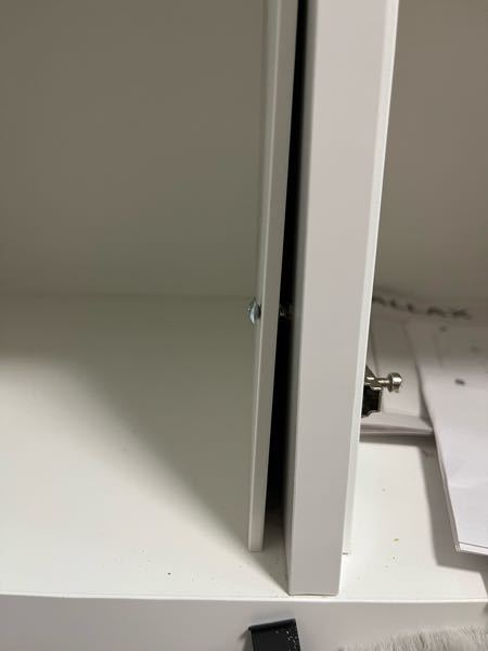 IKEAのカラックス インサート扉をつけているのですが、ネジで固定しようとすると写真のように浮いてしまいます。固定のコツや方法を教えて頂きたいです。 ちなみにインパクトドライバーを使用してます。