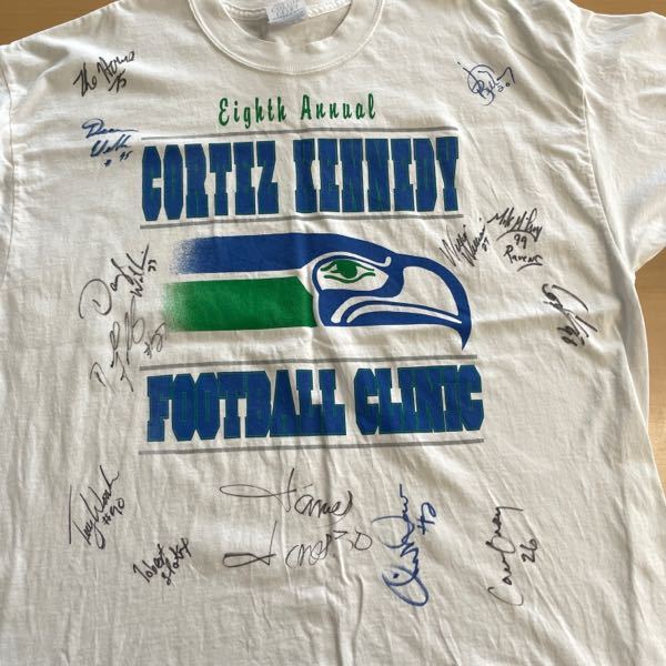 アメリカンフットボール NFLの元プレーヤー 殿堂入りコーテスケネディのTシャツかと思われるのですが、何やらサインがいくつも書いてあるTシャツです。 どのようなTシャツかわかる方いらっしゃいま...