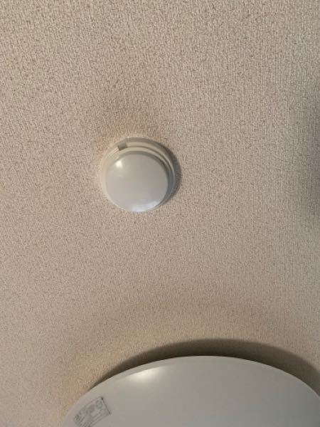至急 これは何に使うものですか。 今年の4月から大阪のフジパレスのアパートに住んでいます。 クローゼットとリビングではない部屋にこのような電気？があるのですが、なんでしょうか。右下に少し写っているのが部屋の電気です。 入居した時からなにも光ってないので気にせずいたのですが…