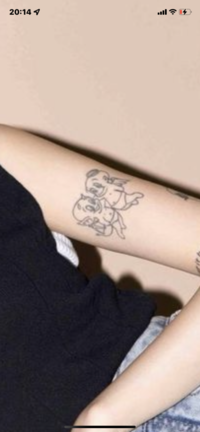 このぴょなちゃんのタトゥーの英文なんて書いてあるか分かる方いますか Yahoo 知恵袋