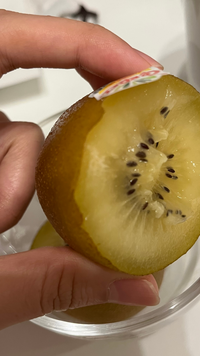 至急お願いします ゴールデンキウイを食べようと半分切ったら 断面が白っ Yahoo 知恵袋
