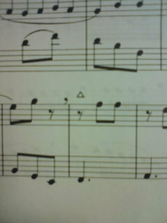 フルートの楽譜の五線譜の上に マークが付いています 何を意味するのかご存じです Yahoo 知恵袋
