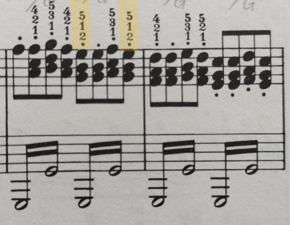 ベートーベンの「月光」第３楽章 第92小節の運指は、ヘンレ版は画像のようになっていますが、ハイライトを入れた箇所は「125」のミスプリントですか？それとも、意図的に「215」にしてあるのでしょうか？
