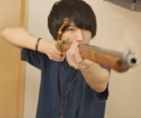 れーと先生さんが構えていたこの銃の名前を教えてください 不鮮明な Yahoo 知恵袋