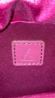 このロゴマークが付いてるレディースバックのブランド名を教えて下さい。