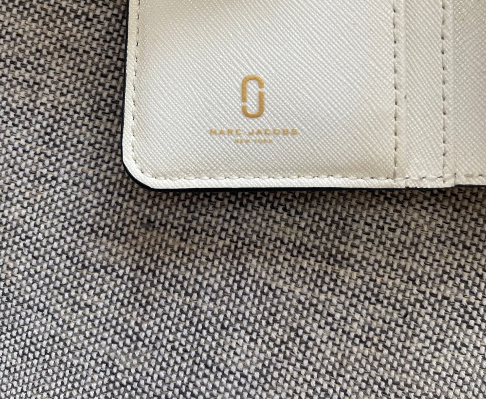 数年前にMARC JACOBSの財布を買ったのですが これは偽物なのでしょうか？ ドンキで買ったので分からないのですが 最近気になって調べたらこのマークの財布がなかったのですが…