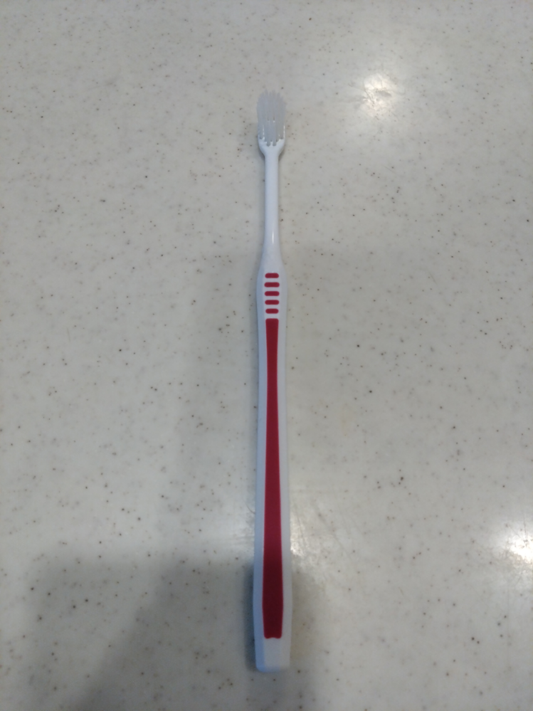 この歯ブラシがどちらのメーカーなのか探しています。 見た目などはクリニカに似てますが、持ち手にメーカー名が無く、使い心地もクリニカではないようです。 ご存知の方、教えていただけないでしょうか？