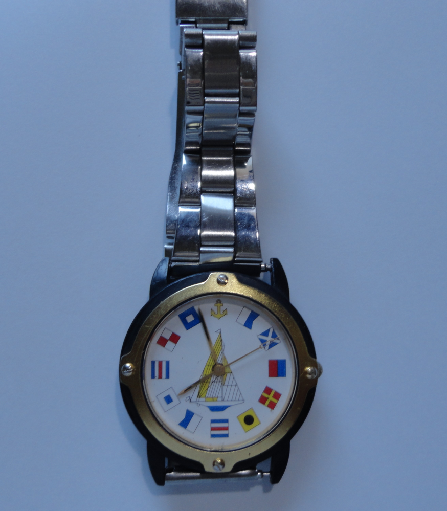 古い時計ですが、メーカー等がわかりません。 America's Cup Japanの刻印があります。 どなたかご存じの方、教ええください。