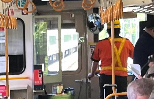 保線作業員？の方と思われますが、先頭車両（運転席の横）に乗り込んで監視している光景をよく見かけます。 列車内なのに、どうして、この方はヘルメットを被っているんですか？？ 隣の運転手さんはヘルメットかぶったりしてませんよね。