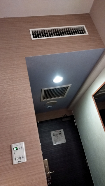 ビジネスホテルのエアコンについて 先日１拍で新宿のビジネスホテルにアゴダサイトから泊まりました エアコンは写真のように、吹き出し口が右上にあり、左下に自分自身で温度を設定できるやり方のホテル...