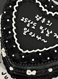至急写真のような黒いケーキはどうやって作ればいいですか クリームを黒にす Yahoo 知恵袋