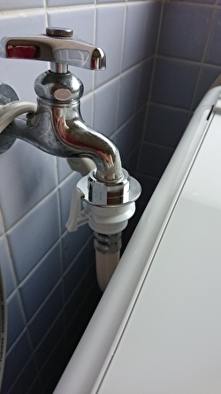 画像追加します。 洗濯機の蛇口とつば付きニップルの接続部分、ニップルとホースの接続部分からボタボタ水漏れがします。 詳しい方対処方を教えていただけないでしょうか？ よろしくお願いいたします。