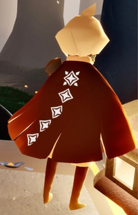 Skyについてです この後ろの羽模様 が月マークのケープ Yahoo 知恵袋