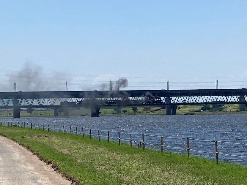 河川敷でウォーキングしているとSLが橋を渡るのを目撃しました。 これはSLのイミテーションではなく本物ですか。煙は出ていました。