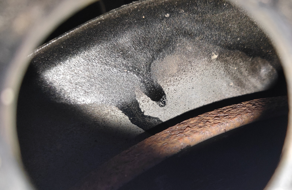ekワゴン660mです。 2012年登録です。 今日走って帰って右前のタイヤのところを見たら写真のようになってました。 錆びてるところはディスクローターです。 これは修理に見せたほうがいいんでしょうか？なにかのオイルが漏れてるんでしょうか？ 触ってみたら濡れてなかったですし、20分立ってもシミの形は変わってません。7月下旬にタイヤ交換してもらったときに見てもらってると思います。特に何も言われませんでした。 お願いします。