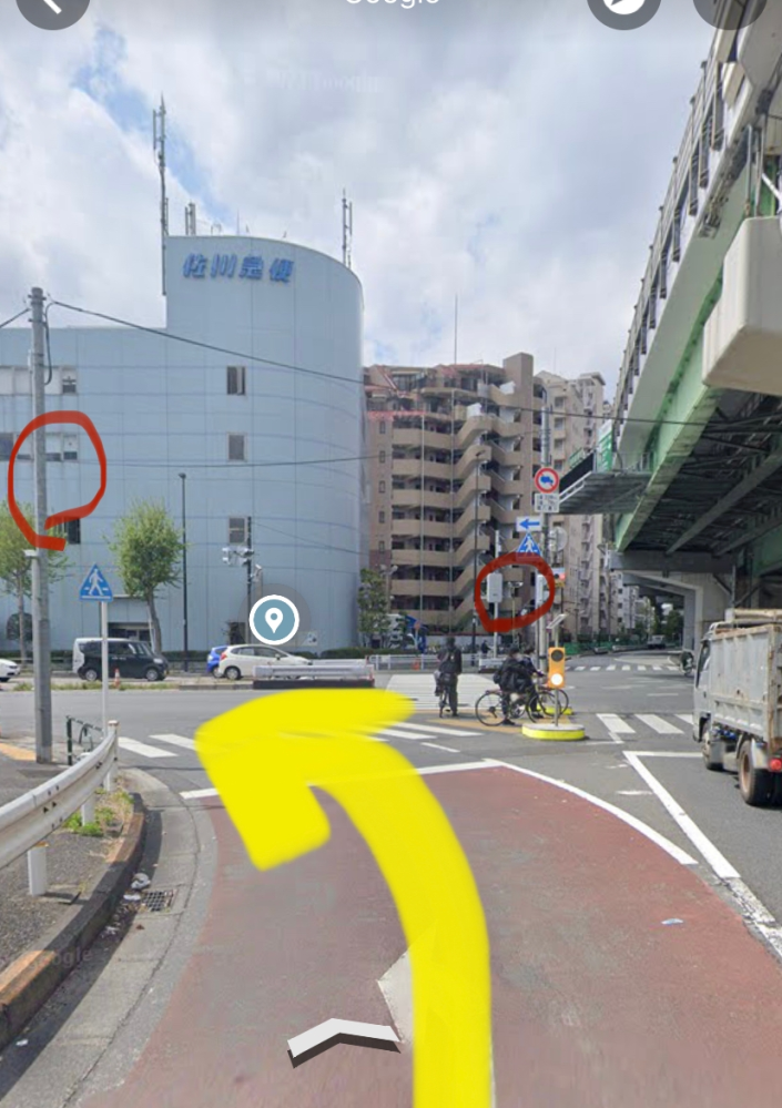 運転に関する質問です 黄色の矢印の方向に道路へ出たい場合 右側のトラックと一緒に前方の信号に従って止まった方がいいのでしょうか？ 赤で囲ってあるのですが自分が出たい方向にある横断歩道には歩行者用信号はありません