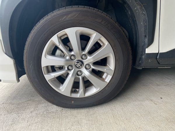 タイヤはこんなに潰れるものですか？前タイヤです。