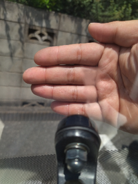 風防　シール剥がし跡あります バイクの風防にシール跡がついてしまいました…旭風防のウィンド