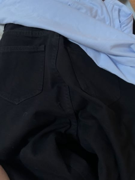 トップスが青決定でズボンの色に迷っています。 黒か白どちらがいいと思いますか？ バックは白です。 至急です、沢山の方の意見が聞きたいです、よろしくお願いしますm(_ _)m