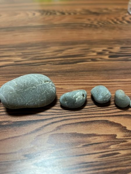 ひすい海岸で石を拾ってきました。 光を透過した石だけ並べてみました。 この中にヒスイらしき石はありますか？