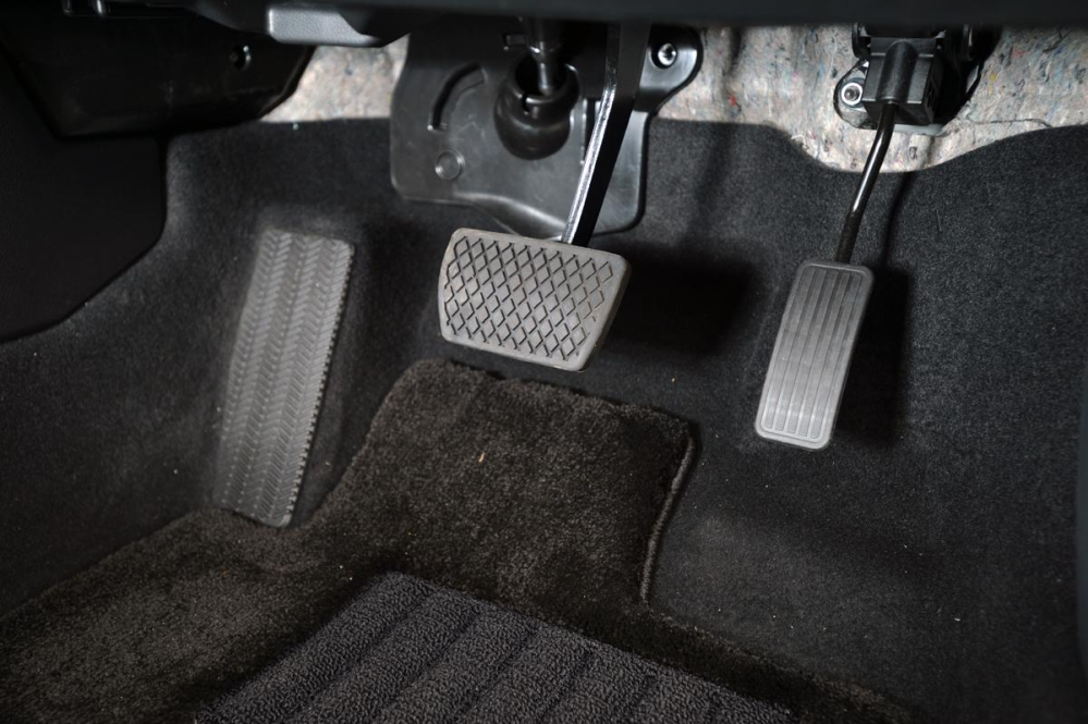 車の床はなぜカーペットなんですか？ フローリングの部屋のほうがホコリダニ少なく清潔ですし、 濡れても拭けばいいだけです。 屋外の地面と濃厚接触するのにカーペットて？