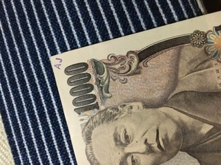 一万円冊 一万円紙幣の右上にAJと紫インクで印字がありました。 地方銀行で100万円下ろした際の中の一枚です。他にはありませんでした。ピン札に近いです。 これはミスプリでしょうか？ 透かしてみま...