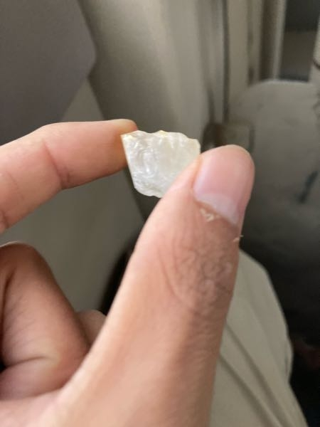 アフリカにあるマサイ村でこの氷砂糖みたいな石を何個も拾ったんですがなんで言う石かわかります？