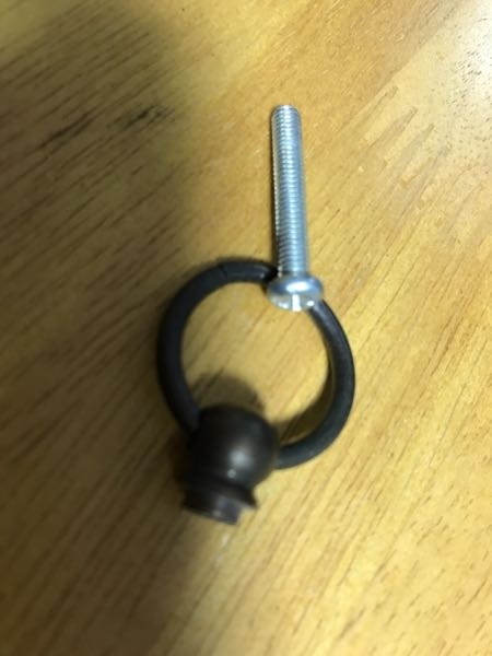 足りないネジの探し方について。中古の家具をネットで購入したのですが 