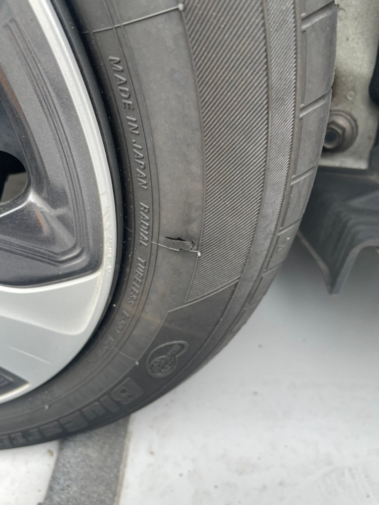 中古で購入した車のタイヤにえぐれのような傷があったことに今日気がつきました。えぐれの深さは3〜4ミリ程度な気がします。 すでに500キロほど走っているのですが空気圧に特段変化は見られません。 タイヤ交換はした方がいいでしょうか？