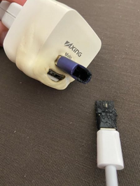 至急バイトから帰ってきたら充電器が溶けてました 熱いです これはコン Yahoo 知恵袋