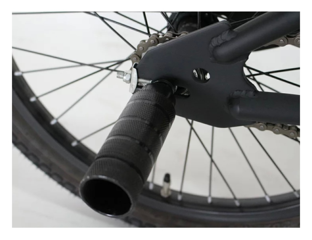 自転車のタイヤの真ん中についてるこれはなんですか？ 取ることは可能なのでしょうか。