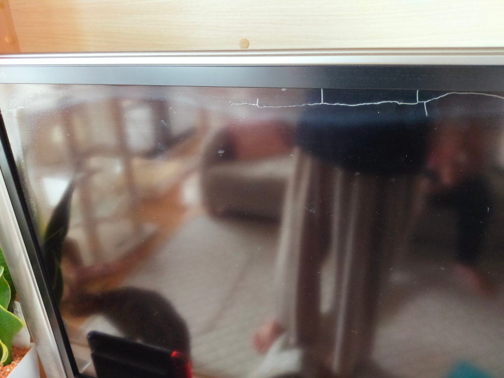 液晶テレビのヒビ原因は何だと思いますか？15年ほど前のシャープ